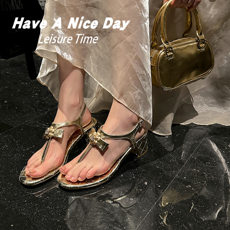 Sandalias planas tipo tanga con tiras finas y pedrería floral, estilo Chanel, como Moonlight Wonderland, para mujer.