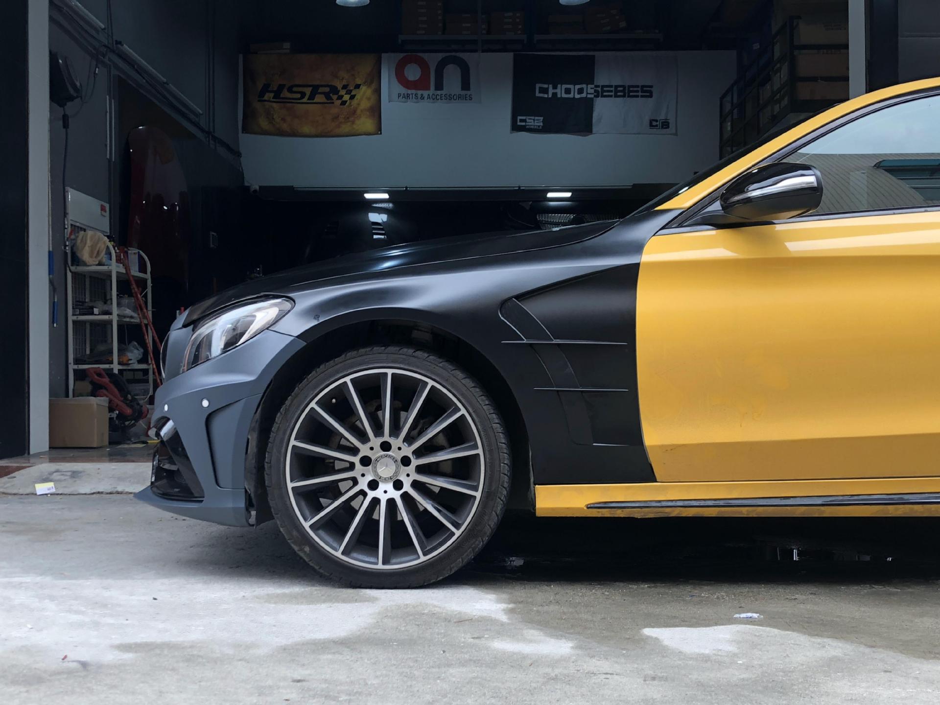 Applicable to 15-21 Mercedes-Benz C- Class W205 to Carlson's front bumper, the middle net wing flap surrounds the rear lip tail throat
