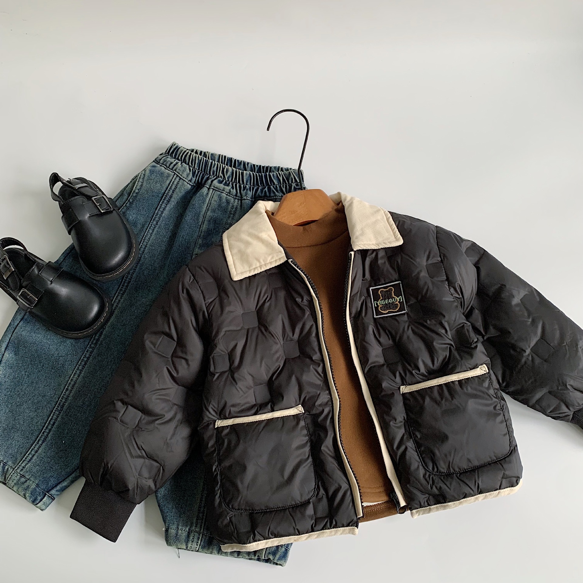 Chaqueta de plumón para niños Maibao 2024 invierno nuevo producto estándar suelto 90 plumón de pato blanco cálido versión coreana salvaje F0472