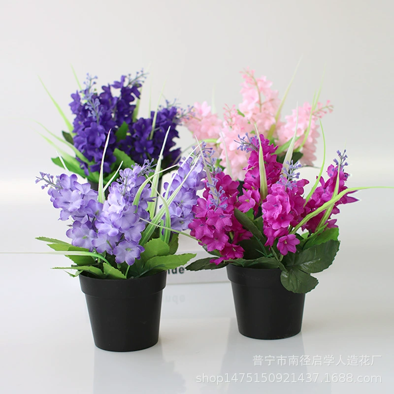 Имитация цветочных искусственных цветов в гостиной с обеденным столом