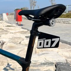高速道路の車のマウンテンバイクのアクリルナンバープレートの自転車のテールカードの装飾の同じタイプの破風の席の管の支柱