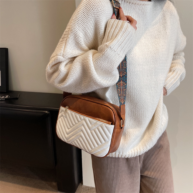 2023 Nova ženska torba korejskog izdanja, moderna torba za fotoaparat u kontrastnoj boji, torba za jedno rame, jednostavna široka torba preko ramena_voghion.com