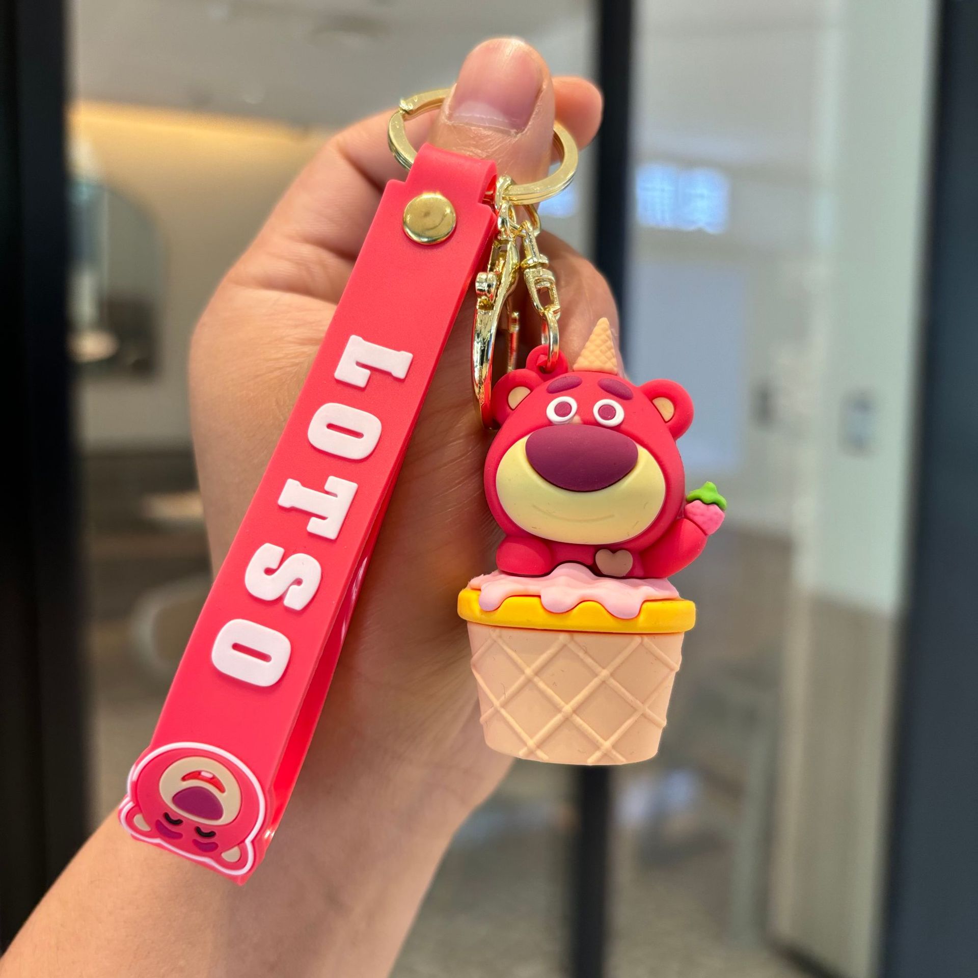 Llavero de oso de fresa - tubo dulce