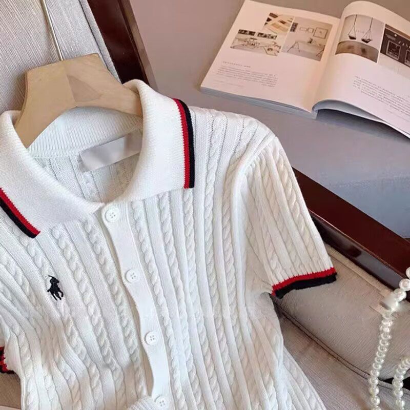 カレッジスタイルの新しい女性の夏の刺繍ニットスーツ半袖トップスポーツカジュアルツイストプリーツスカート 2 点セット|undefined