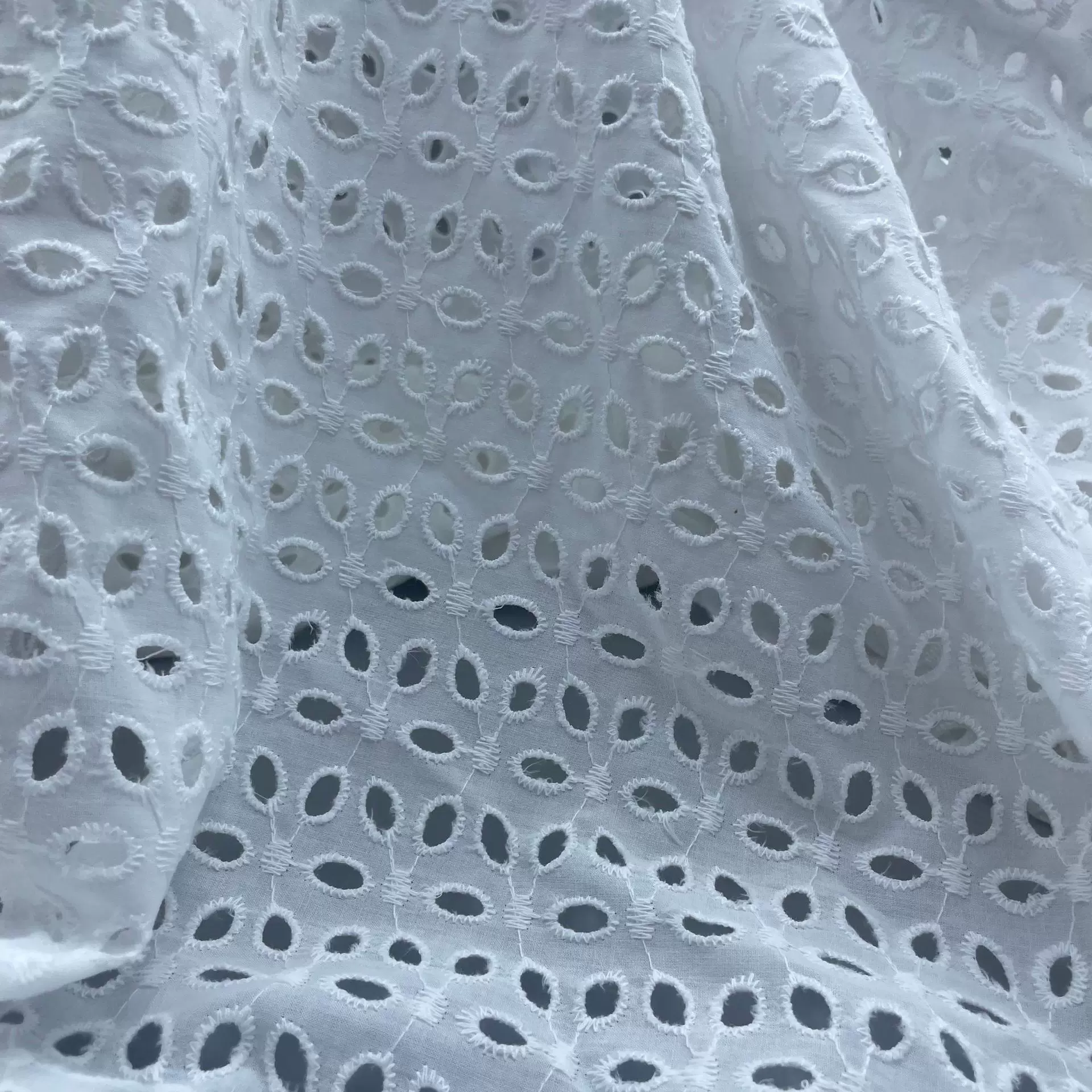 全工艺满副镂空绣花棉布 全棉打孔绣花布裙子蕾丝面料上衣头饰
