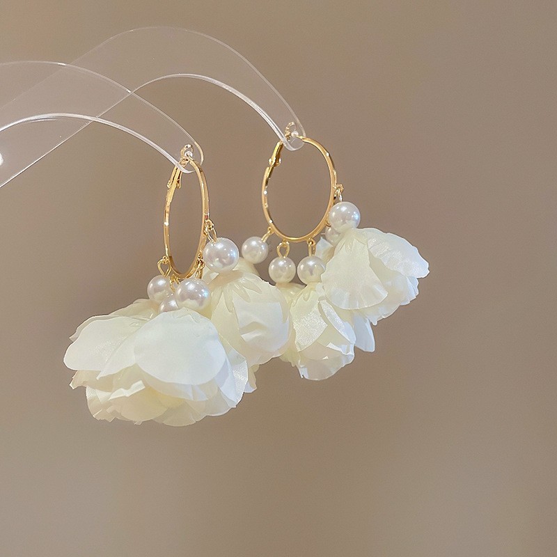 Pendientes de borla de flores de tela de aguja de plata Pendientes de estilo de vacaciones junto al mar