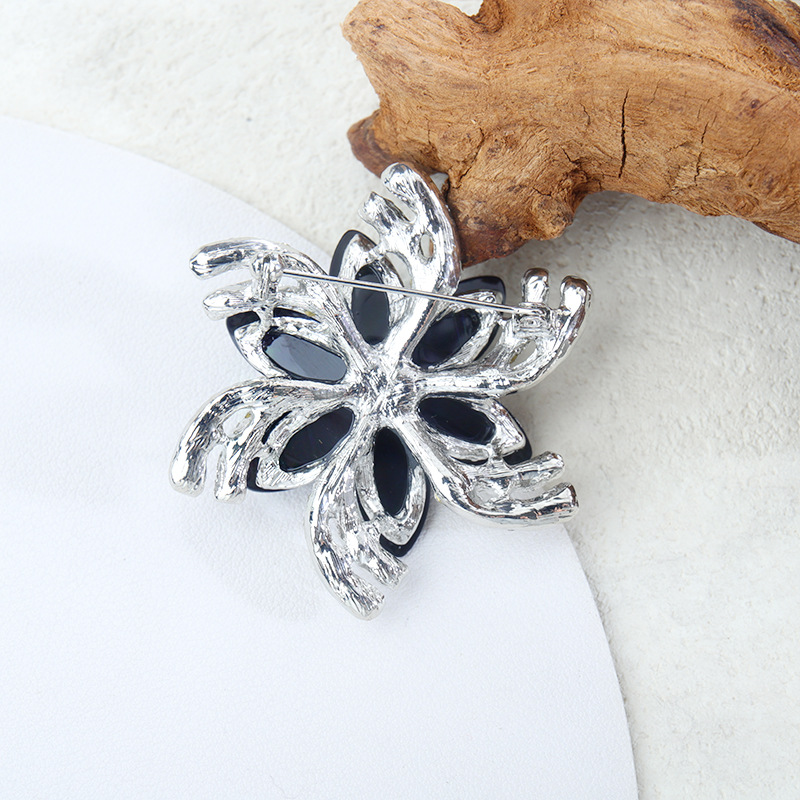 Vintage Style Flower Alloy Plating Inlay Rhinestones Unisex Brooches display picture 5