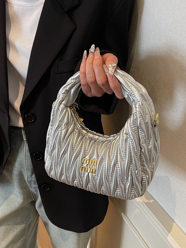 Diseño de nicho pliegue nube bolsa de bola de masa portátil mujer transfronteriza nueva moda coreana moda bolso de mensajero de un solo hombro