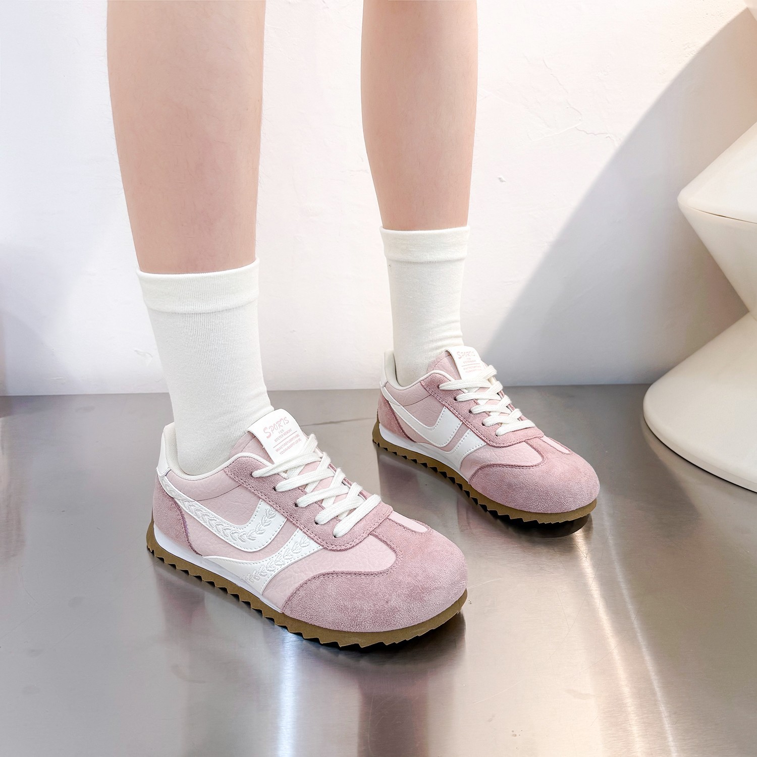 Zapatos retro de entrenamiento de mujeres primavera nuevos zapatos casuales de gamuz de color coincidente con zapatos de cama de dientes de malla de fondo de los estudiantes Agan zapatos de mujer lotes