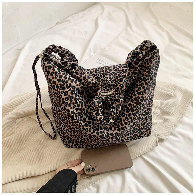 Leopard print women's tote large capacity crossbody bag, 2024 new casual canvas college student fashion class bag_voghion.com