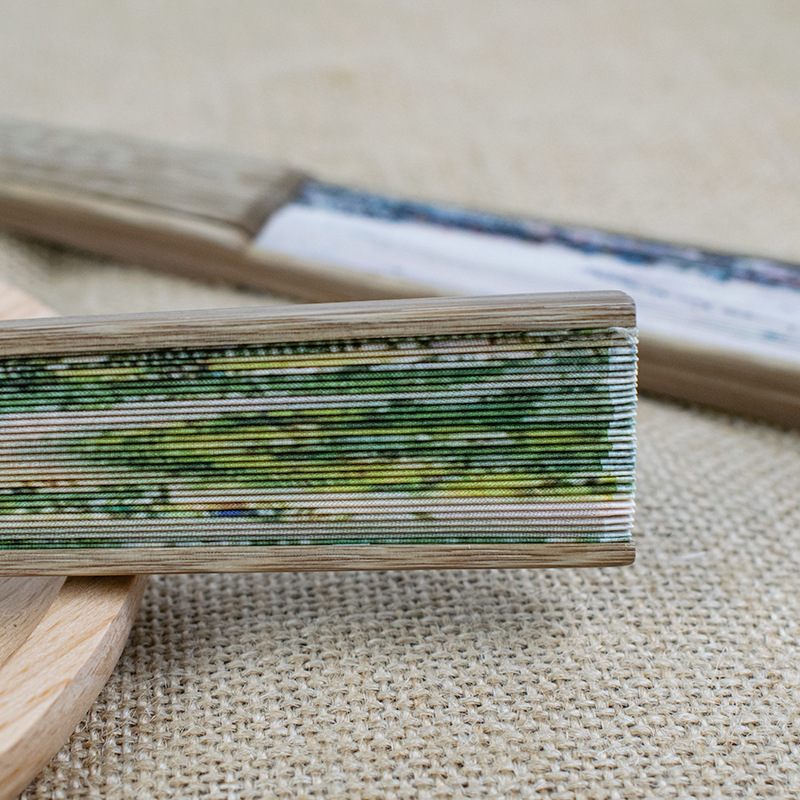 Ventilador plegable transfronterizo pequeño ventilador de paisaje de texto fresco hombres y mujeres ventilador de pareja pequeño ventilador plegable de 6 pulgadas ventilador de hombre pequeño al por mayor