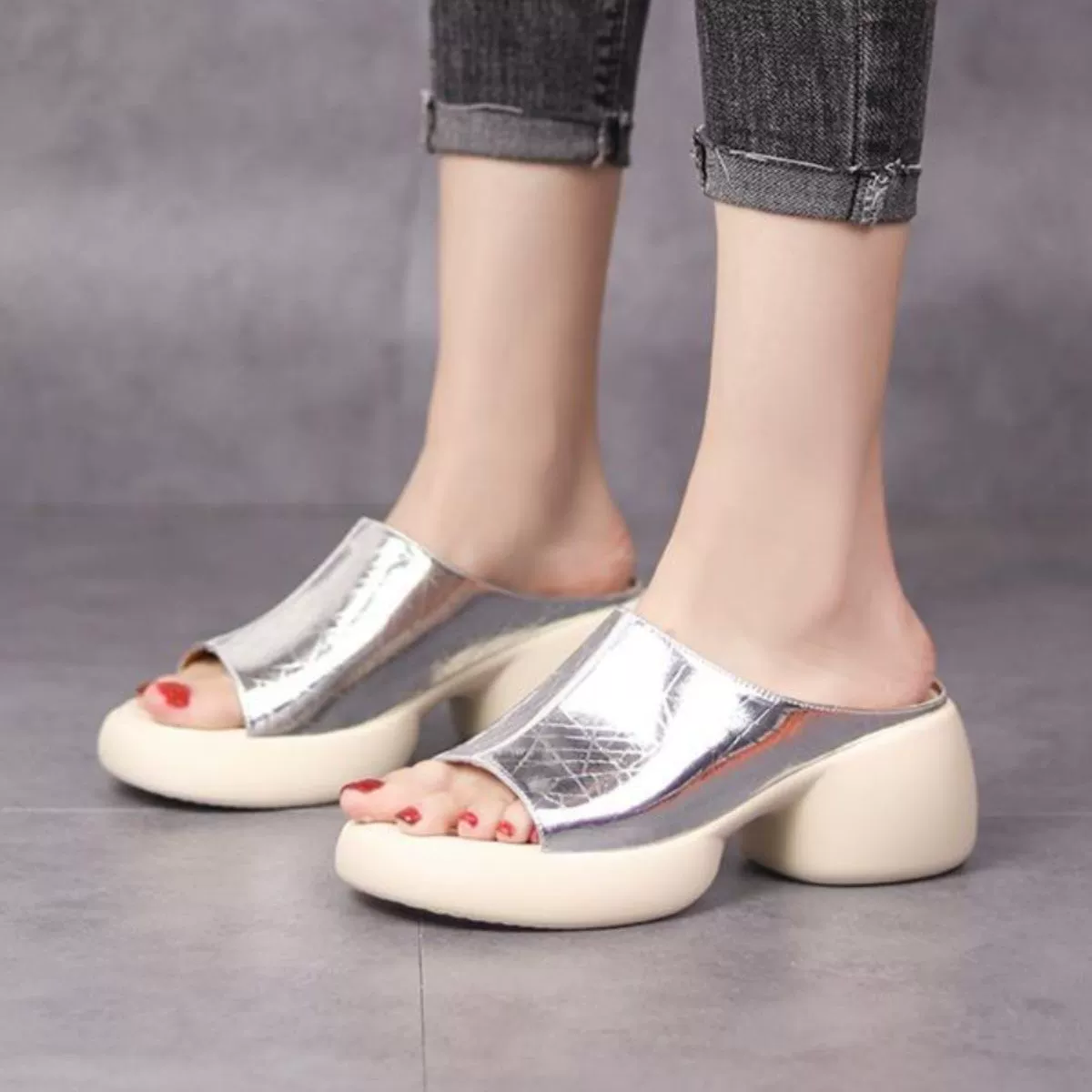 Грубый каблук рыбий рот сандалия женщина летом носит 2024 новые обнажённые пальцы и толстые подошвы увеличены