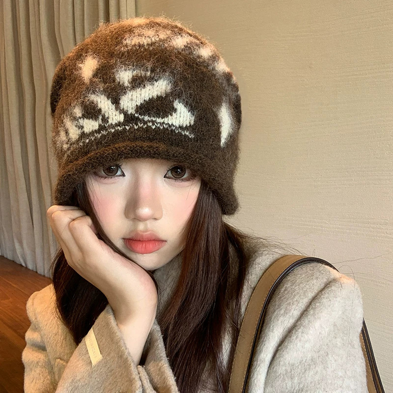 Korean-style knitted beanie for women, autumn and winter, warm, ear-covering, fashionable, versatile, with letter design