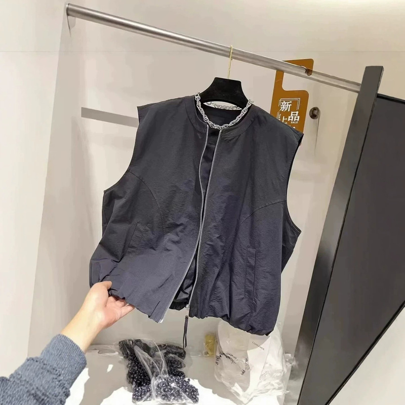 Minimalist style solid color round neck sleeveless single zipper vest for women, double pocket loose fit, early autumn 2026 jacket