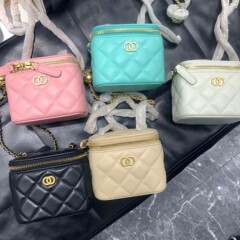 高バージョンの小香風双珠小金球四角いケースバッグシングル肩斜めショルダーミニ化粧バッグ菱格頭層羊皮