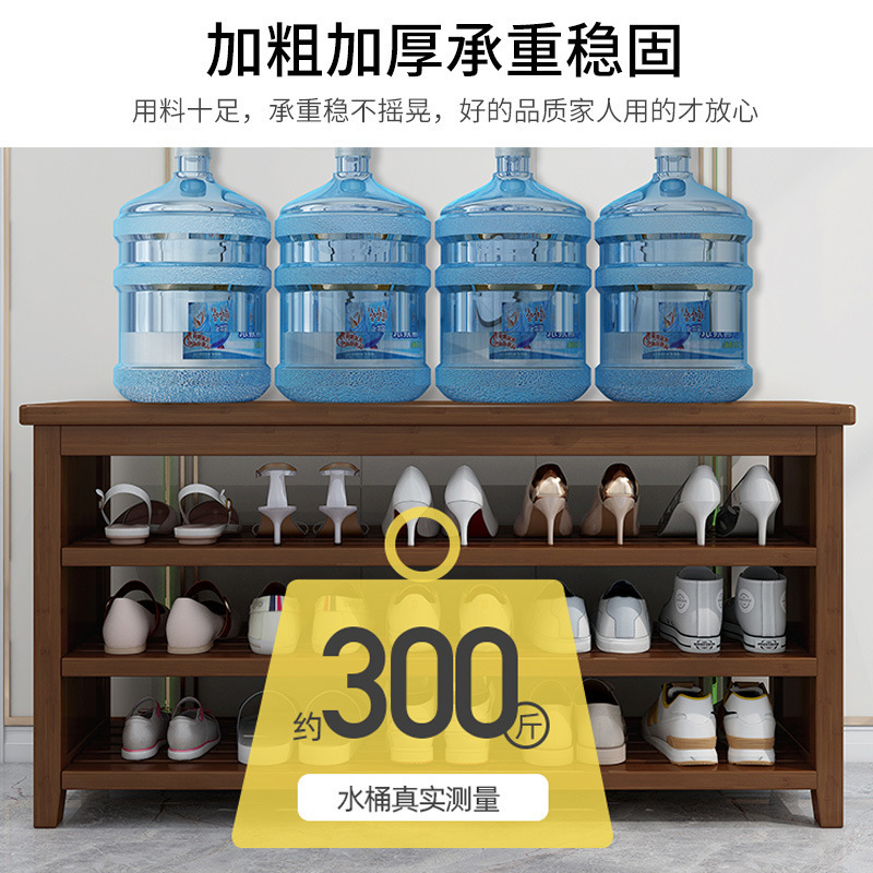 靴を履き替える家庭の入り口に座って靴を履くことができます。|undefined