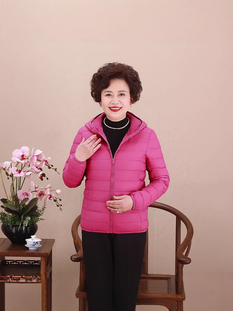 Chaqueta de pluma transfronteriza ligera y delgada nueva dama de mediana edad madres con chaqueta corta con capuzas más grasa MM gruesa