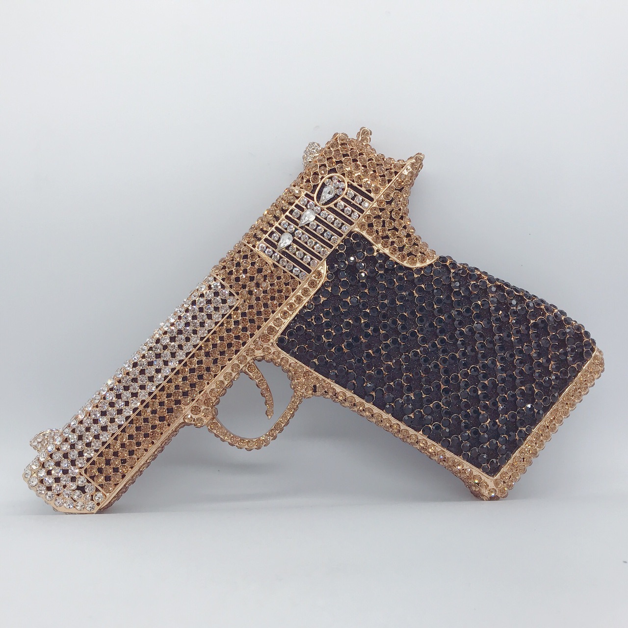 Seleccione estrictamente la nueva bolsa de cena con diamantes transfronterizos, bolsas de mano de diamantes en forma de pistola, bolsas de banquete europeas y estadounidenses, bolsas de diamantes llenas de personalidad
