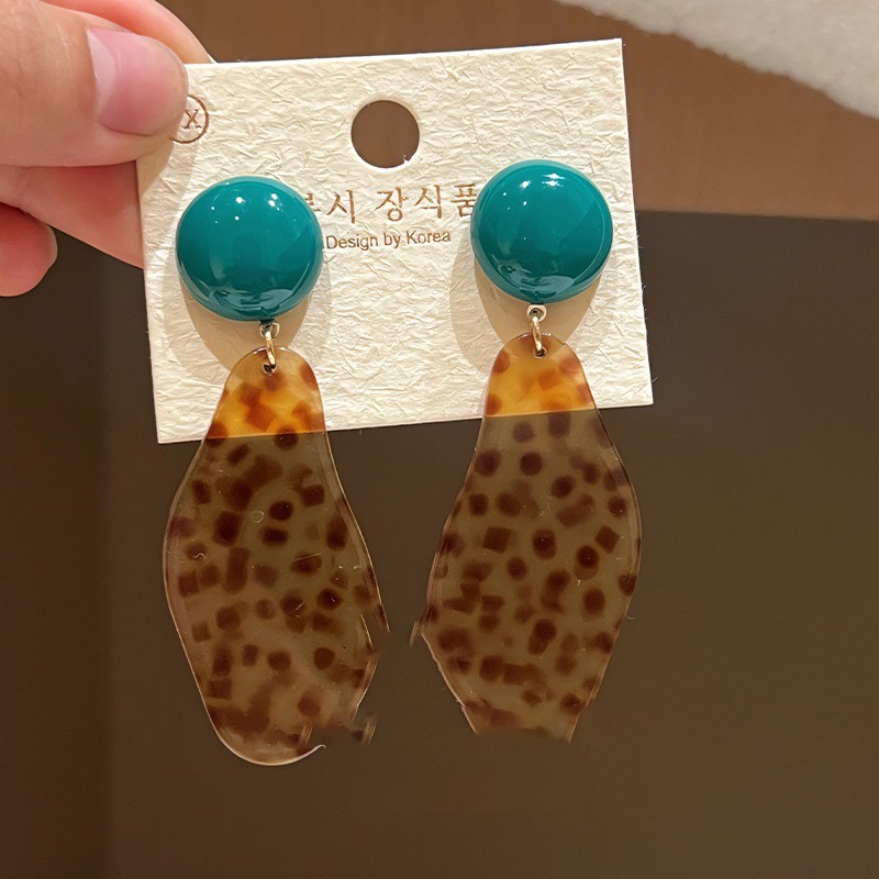 Aguja de plata Pendientes geométricos Maillard Pendientes de lujo ligero retro de nicho Pendientes de temperamento de todo fósforo de moda Sentido de alta gama al por mayor