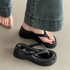 女性用ウェッジヒールビーチサンダル、夏のアウターウェア、厚底、2025年の新しいスタイル、ハイエンド、多用途の滑り止めサンダル