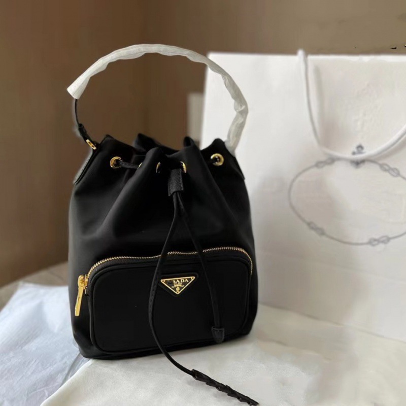 P家包包水桶包牛津布尼龙抽绳双肩包时尚百搭手提斜跨包大牌女包.