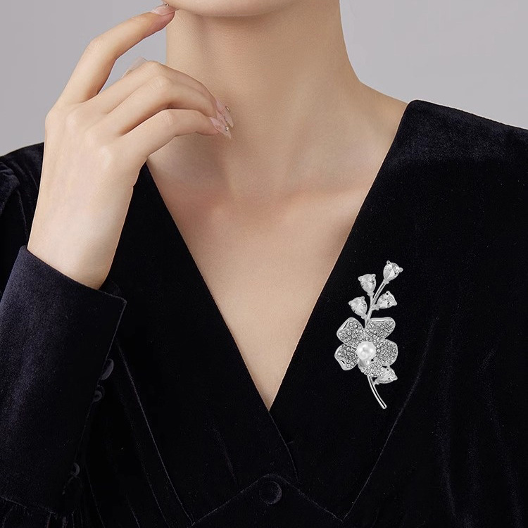 Elegante Perlen- Und Diamant-brosche Im Kirschblüten-design_voghion.com