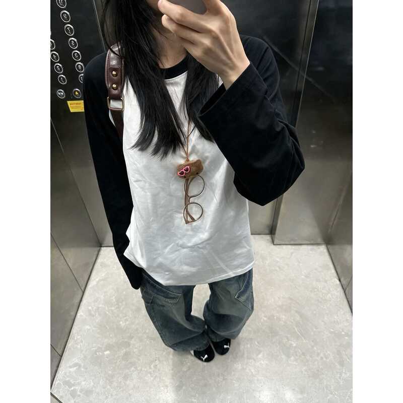 Casual black and white color-block long-sleeve T-shirt for women, suitable for spring and autumn, with raglan sleeves, a loose fit, and a slimming effect, perfect as a basic layering piece Casual black and white color-block long-sleeve T-shirt for women, suitable for spring and autumn, with raglan sleeves, a loose fit, and a slimming effect, perfect as a basic layering piece