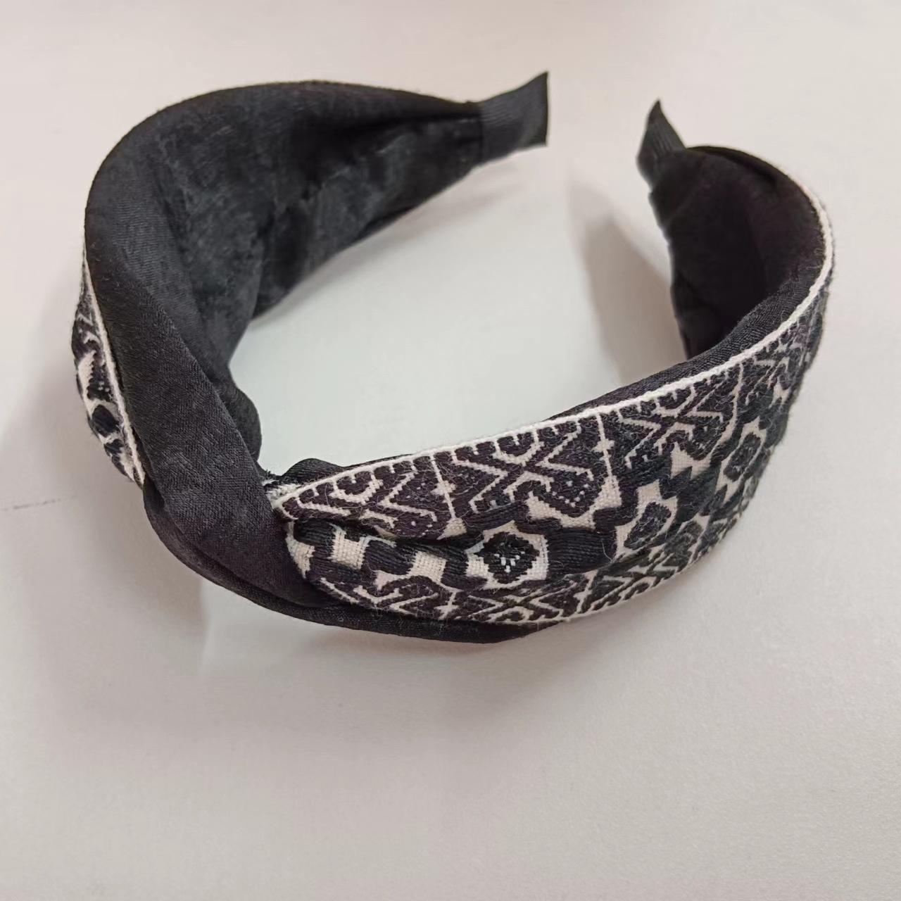 2022 Windstickerei-Atmosphäre Ethnisch Exquisiter Twist gepaart mit kontrastfarbenem, kreuzbreitem Stirnband-Haarreif 21208_voghion.com