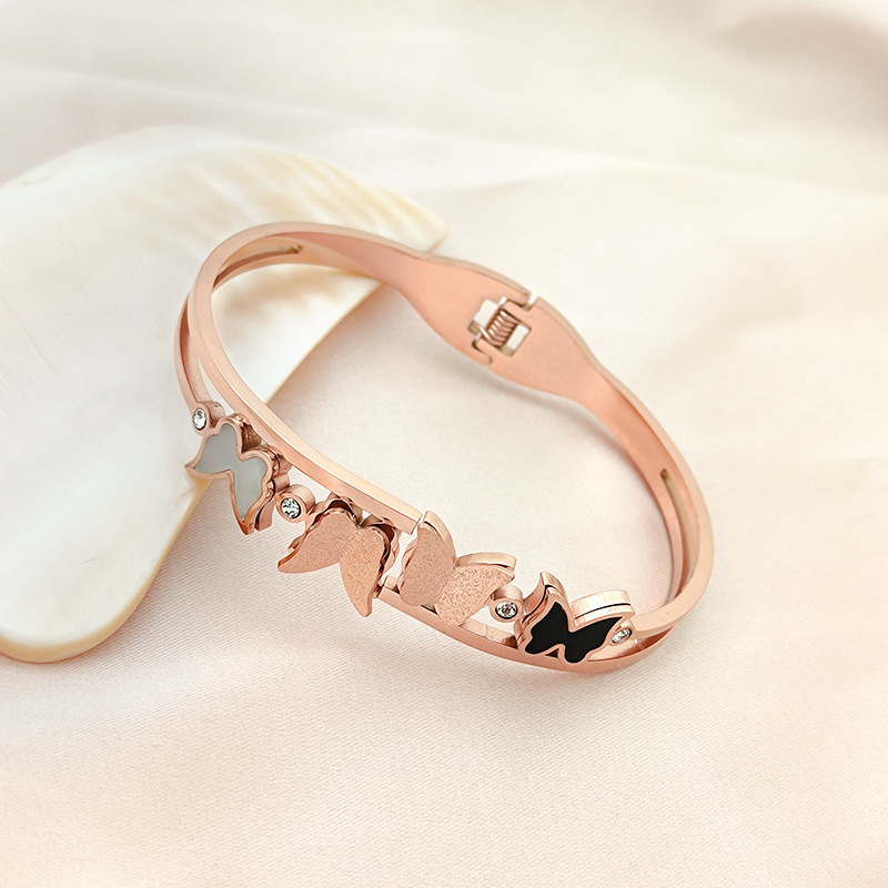 Xiyin Fashion Versión coreana de pulsera de acero de titanio Apertura de mariposa Pulsera simple Apertura de resorte No se desvanece Joyas transfronterizas