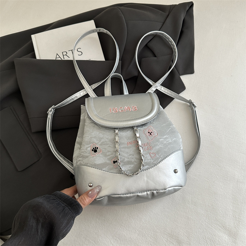 Mochila de color popular de este año para mujer 2025 nueva mochila escolar estilo universitario de moda mochila de viaje salvaje de verano