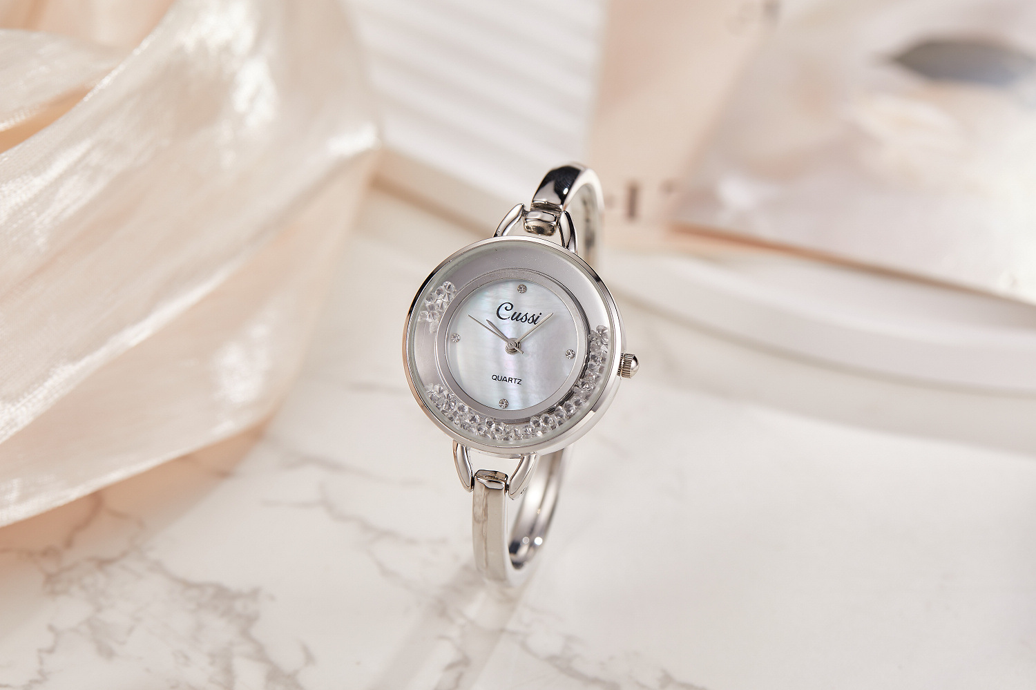 Orologio da donna elegante con bracciale traforato alla moda_voghion.com
