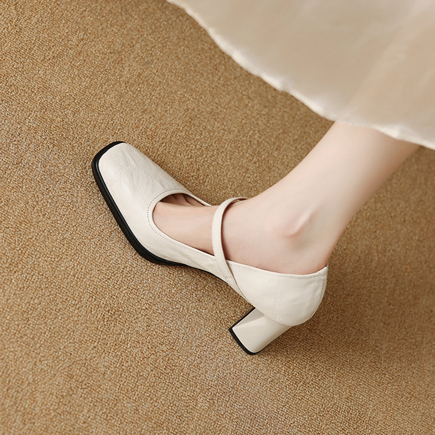 Gót 7cm, màu trắng nhạt.