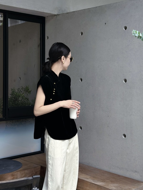 Nanyou 卸売 2025 夏の新シルクベルベット生地の女性のトップスとシャツシンプルなカジュアルファッション|undefined