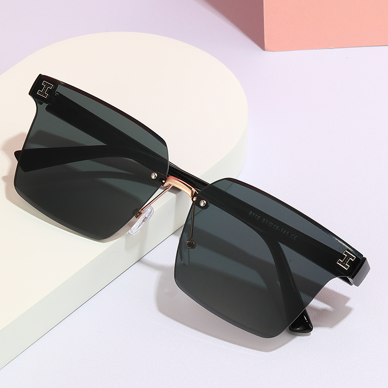Square fashionable classic universal sunglasses for men and women