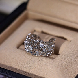 项链;耳钉;手链