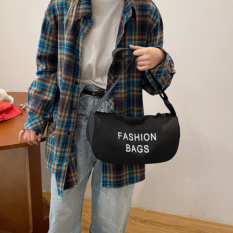 La versión coreana de la bolsa de hombro con estilo deportivo simple es una bolsa de ropa de trabajo y tela Roja de Internet.