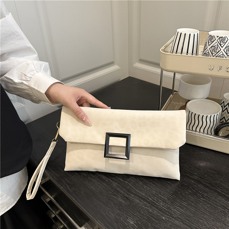 Nuevo bolso de cena de textura superior de color sólido, bolso de mano de moda casual simple y personal, sobre retro