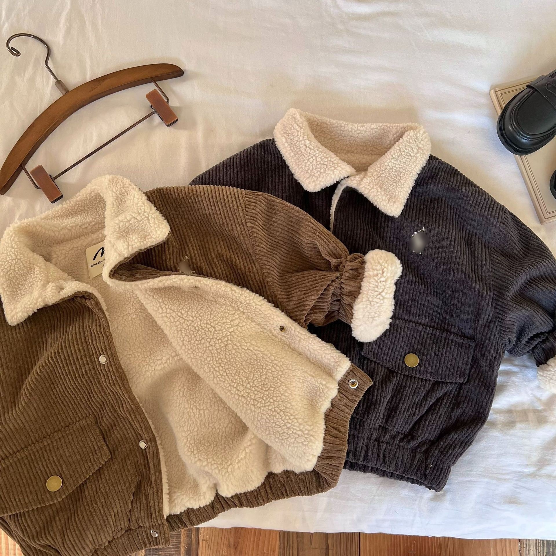 Abrigo de algodón grueso para niños, otoño e invierno, nuevos productos para niños y niñas, tiras de pozo y chaqueta de algodón de terciopelo, chaqueta de solapa bordada para bebés