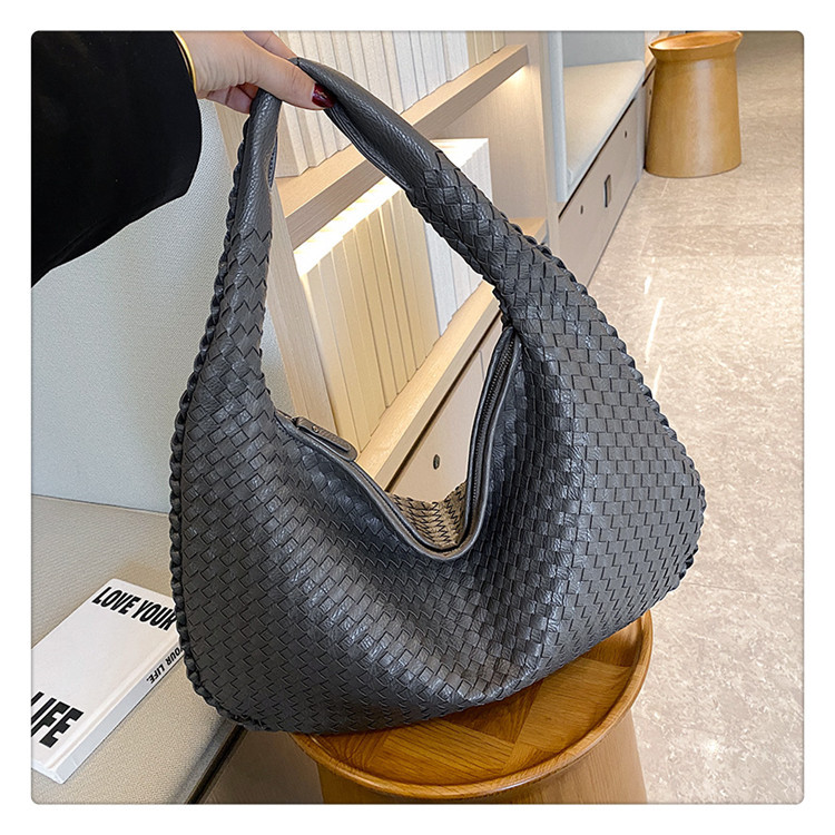 Women's Medium Pu Leather Solid Color Vintage Style Classic Style Weave Zipper Straw Bag display picture 20