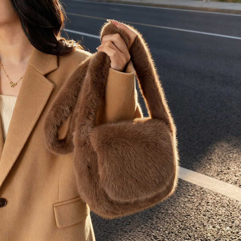 Bolso de lana de lana de mujer 2025 nuevo estilo popular otoño invierno nicho exquisito bolsa de silla para salir bolso de hombro de mujer