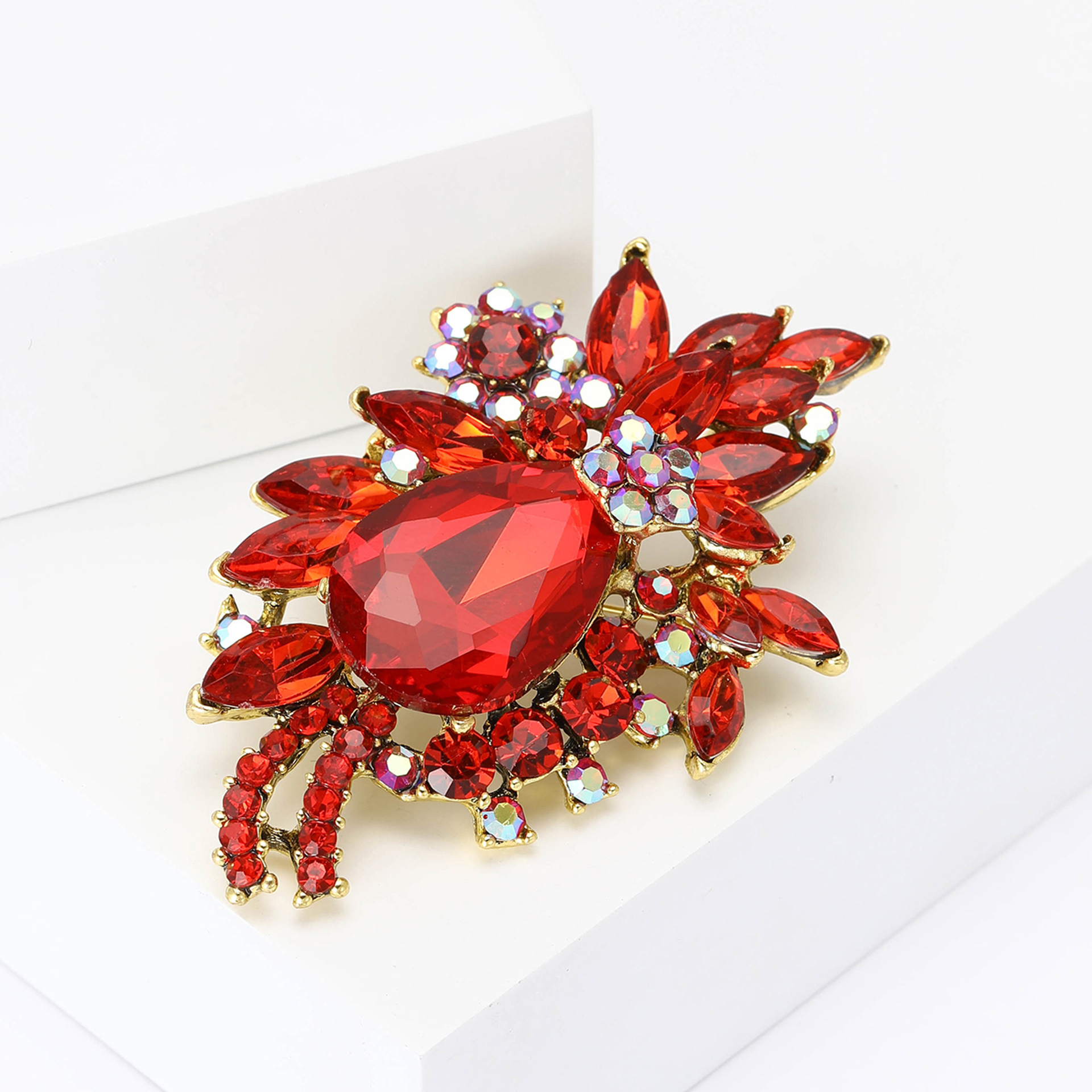 Spilla donna elegante con cristalli e perle a forma di farfalla fiore_voghion.com