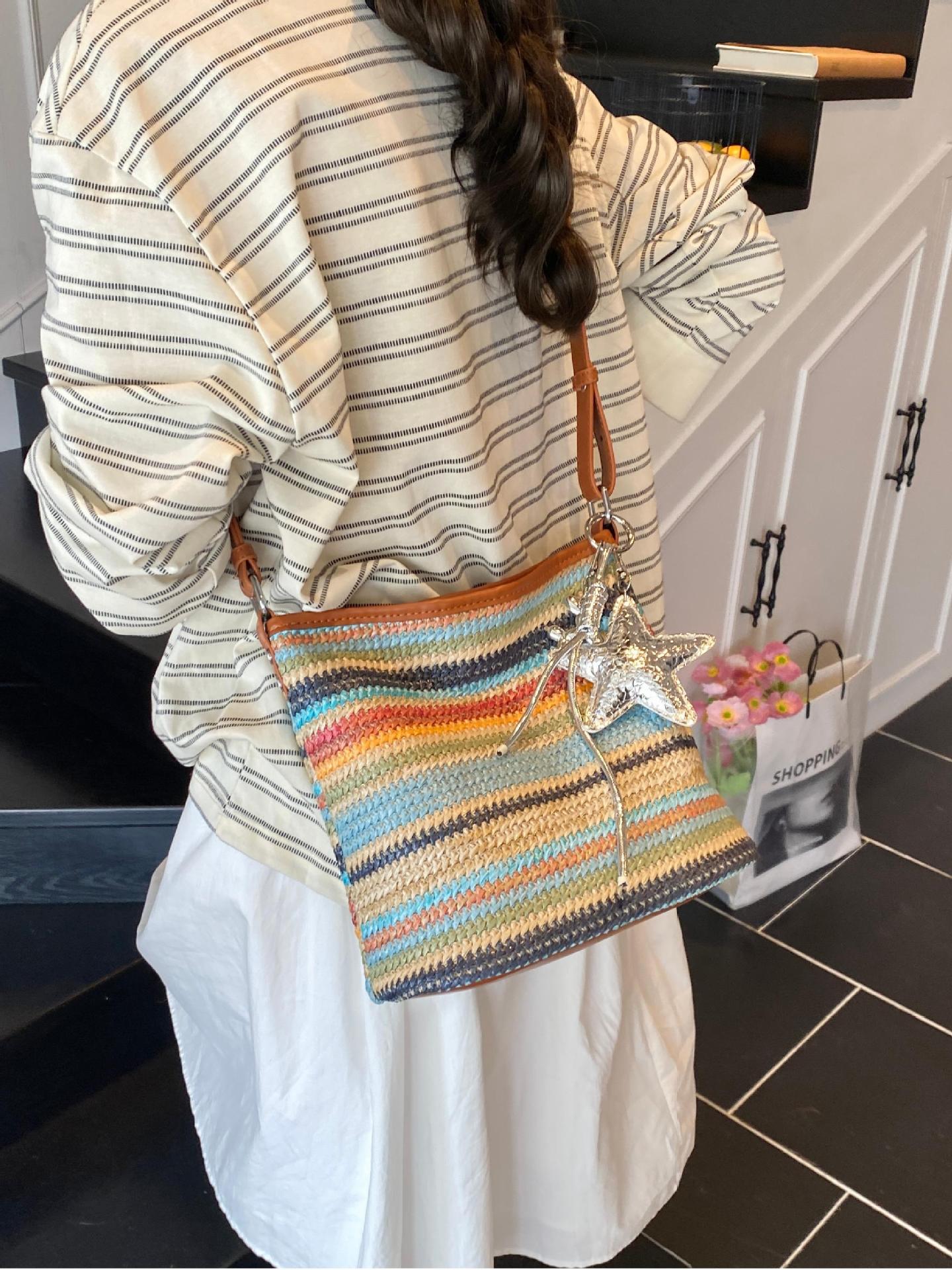 Bolso de cubo tejido arcoíris de estilo caliente de verano 2025 nuevo bolso de playa estilo vacaciones junto al mar bolso de hombro de axila de todo fósforo