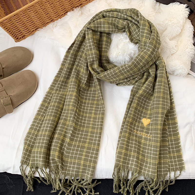 Bufandas de invierno femeninas de alta calidad 2025 nuevo estilo coreano de bordado universal amor retro bufandas a cuadros al por mayor