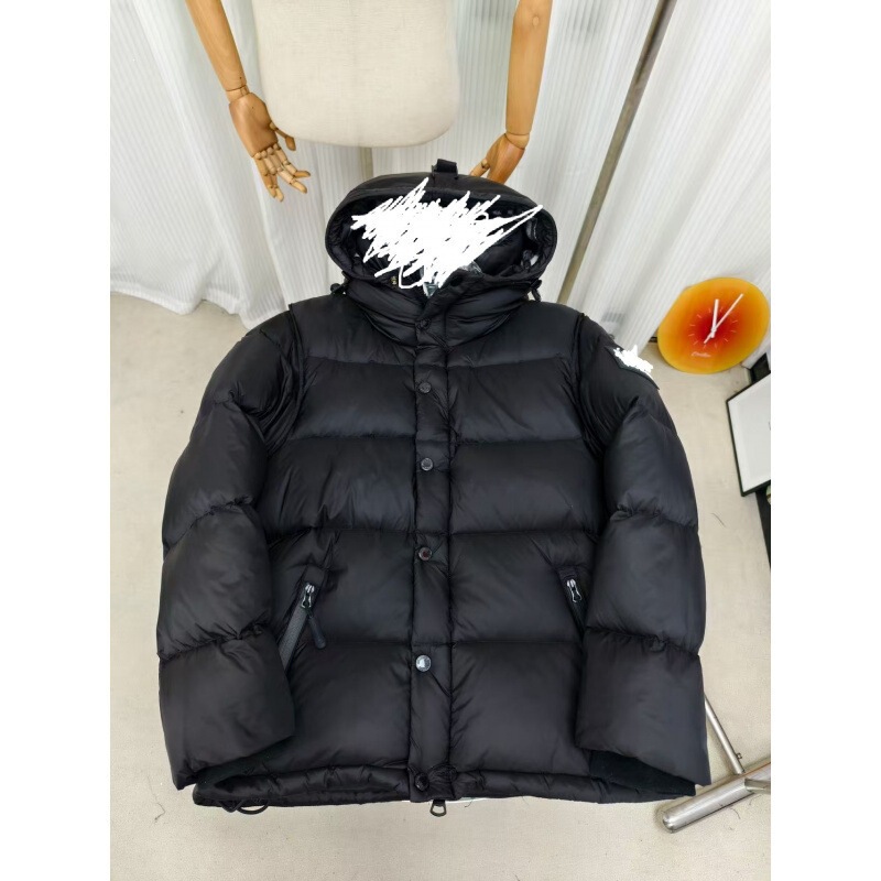 New Burberry sleeveless 2026 men's cold-resistant and windproof down jacket in deep khaki color New Burberry sleeveless 2026 men's cold-resistant and windproof down jacket in deep khaki color
