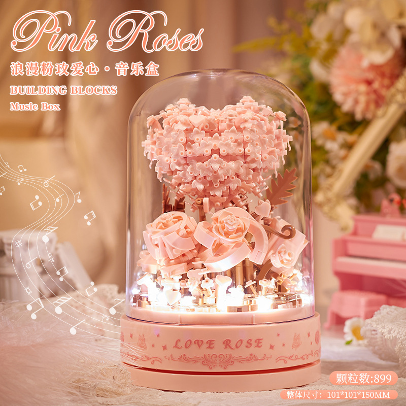 積み木の花がバラのオルゴールを飾っています。|undefined