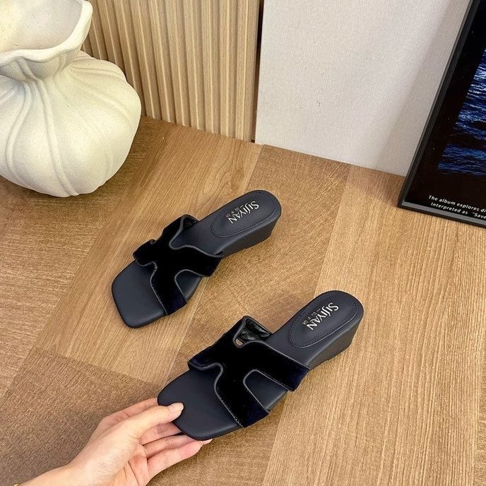 Women's Summer 2026 New Fashion High-end Flat Comfortable Sandals With Chunky Heels For Casual Beach Wear_vogvips.com