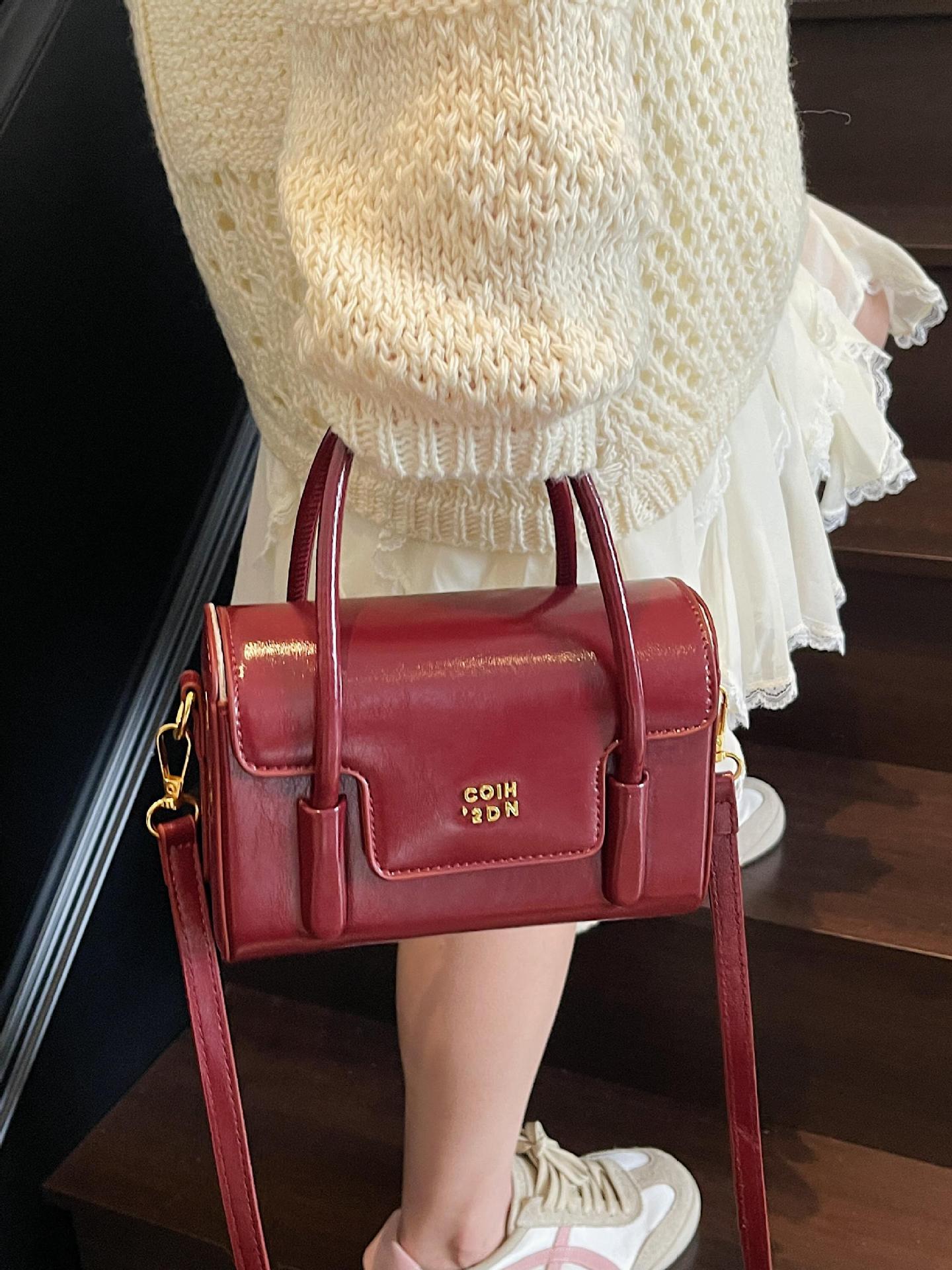 Bolso cuadrado pequeño de mano de tendencia retro coreana 2025 nuevo bolso de hombro de moda salvaje popular bolso de mensajero de alta gama