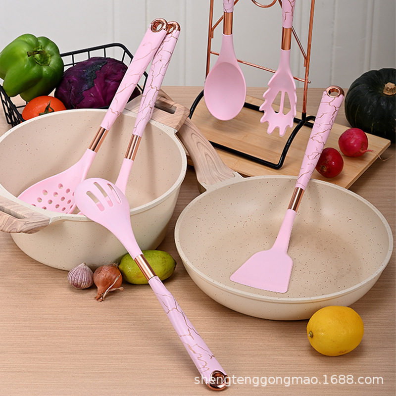 Paquete al por mayor cubierto con mango de grano de madera chapado en oro cuchara de cocina olla antiadherente pala estante de almacenamiento juego