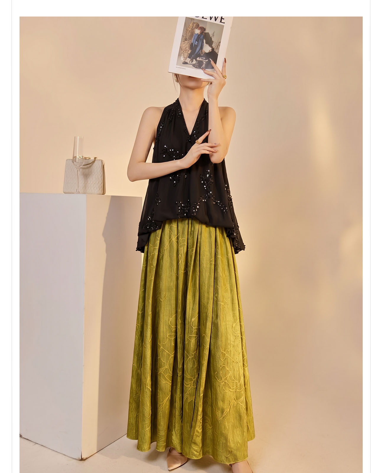 Áo cổ yếm V cổ chiffon thêu sequin không tay form rộng — Sữa hạnh nhân chi tiết 4