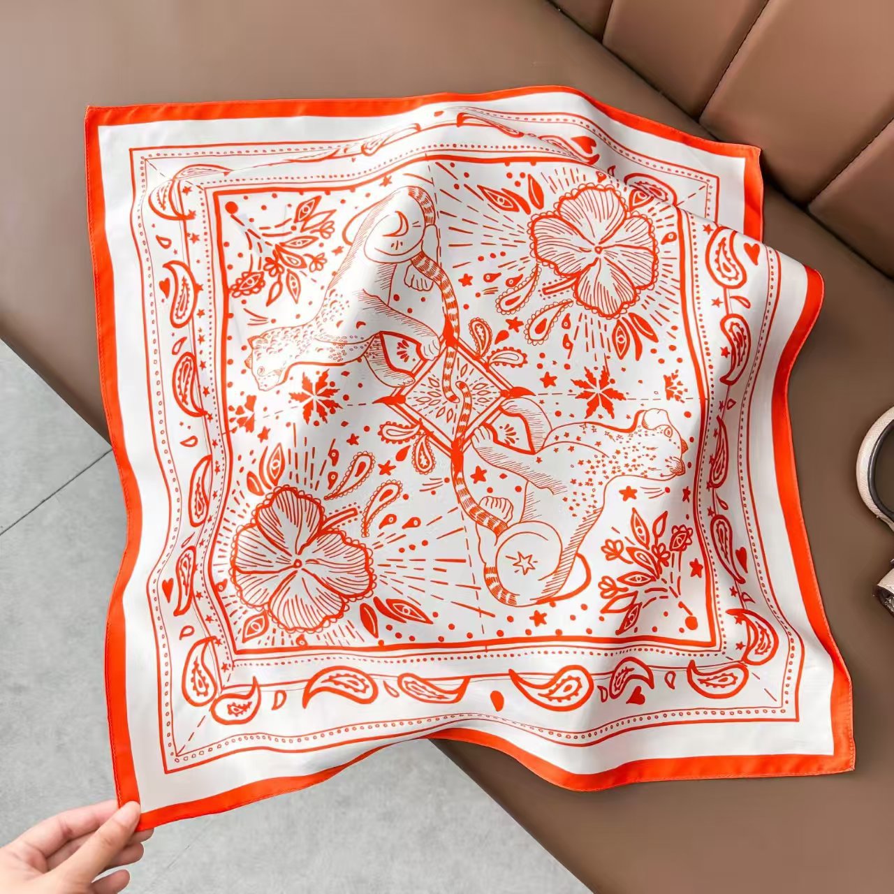 軽い豪華な北欧風の紫色の朝顔の花のプリントの绢糸のスカーフの女性の高級な気質の100% シルクの小さい方のタオル